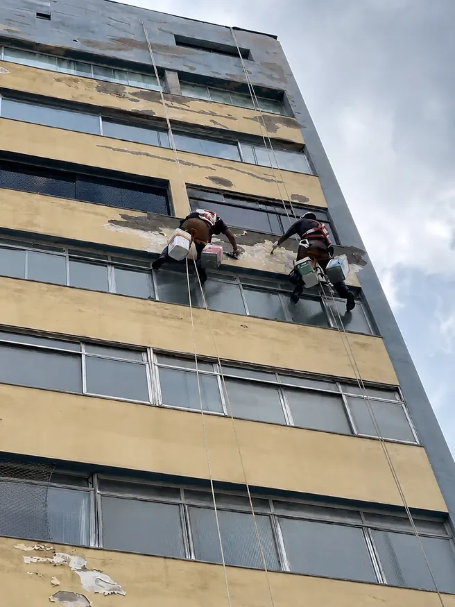 Equipe da Prime Color na fachada, com acesso por corda