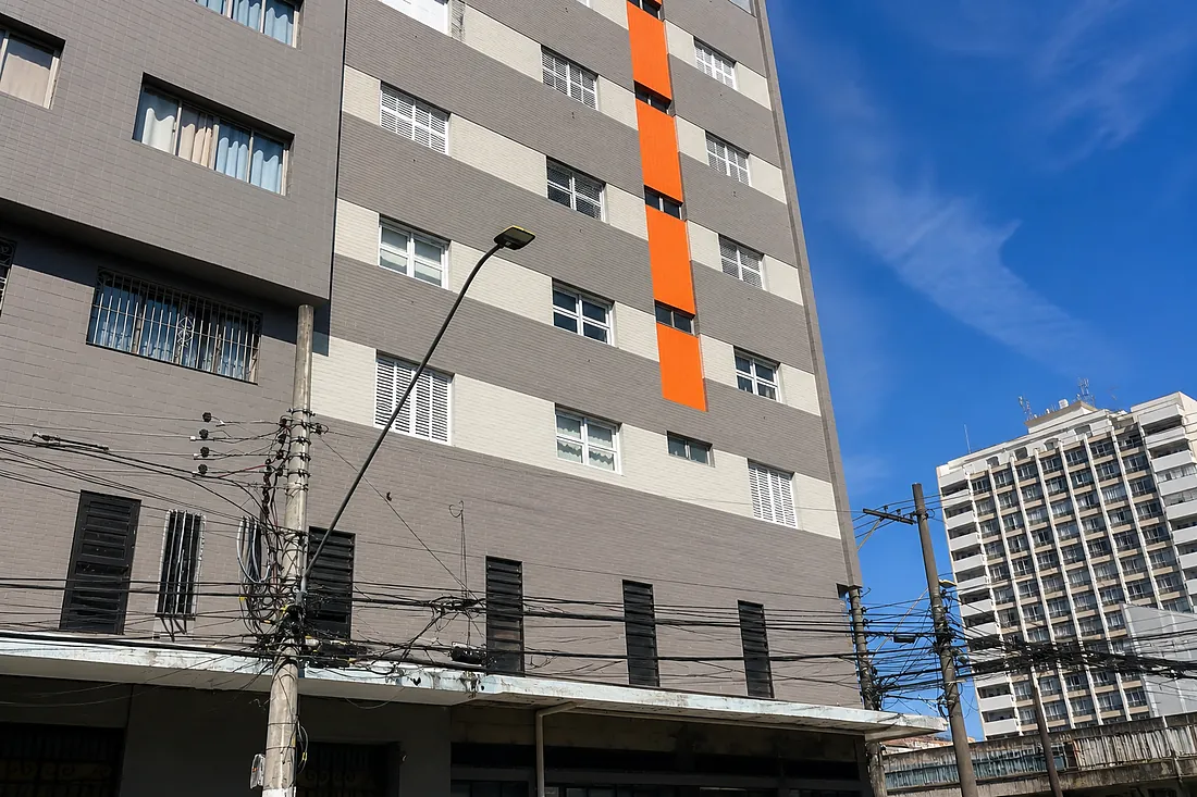 Fachada concluída, com a faixa laranja na quina